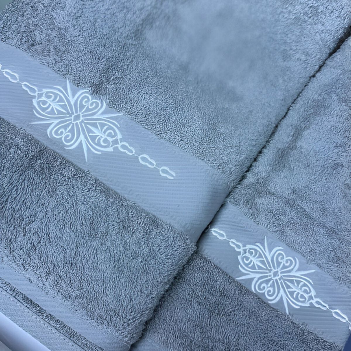 GENERICO - Pack 2 Toallas para el Baño Bordadas - PLOMO