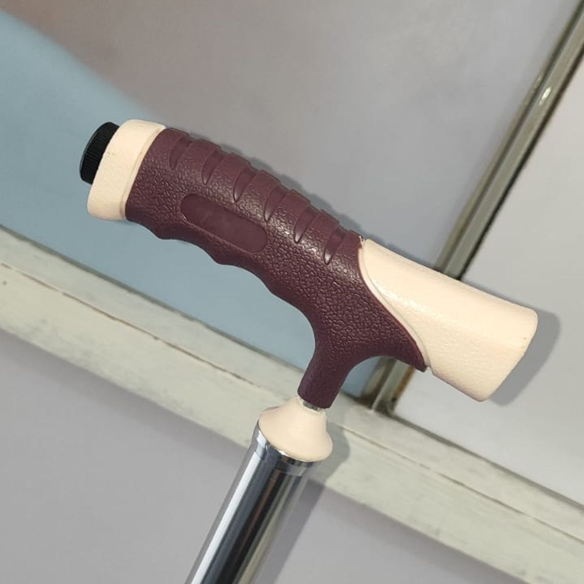 GENERICO - Bastón de 4 apoyos con Linterna mango Bicolor Guinda con Beige