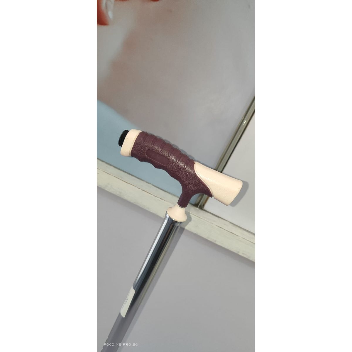 GENERICO - Bastón de 4 apoyos con Linterna mango Bicolor Guinda con Beige