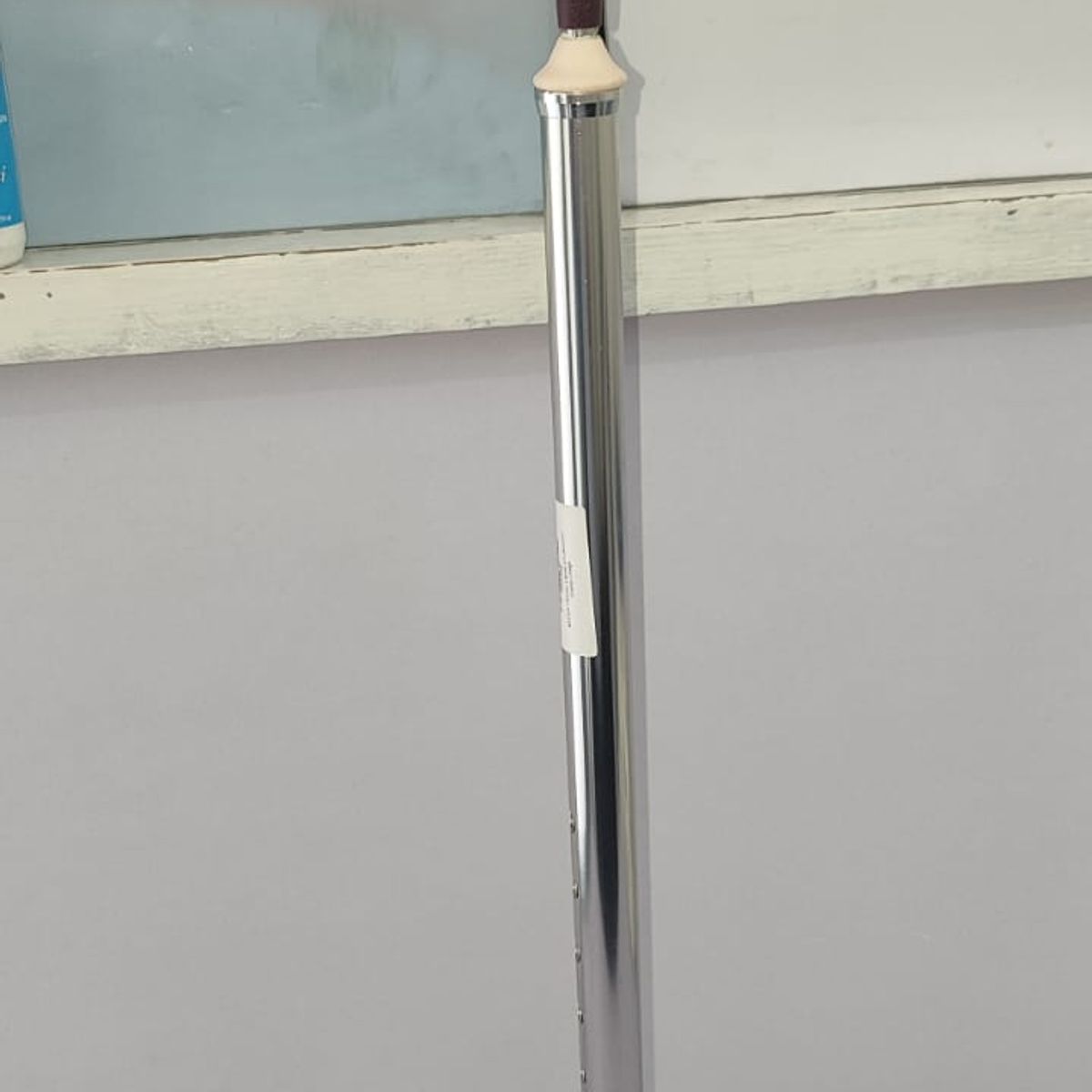 GENERICO - Bastón de 4 apoyos con Linterna mango Bicolor Guinda con Beige