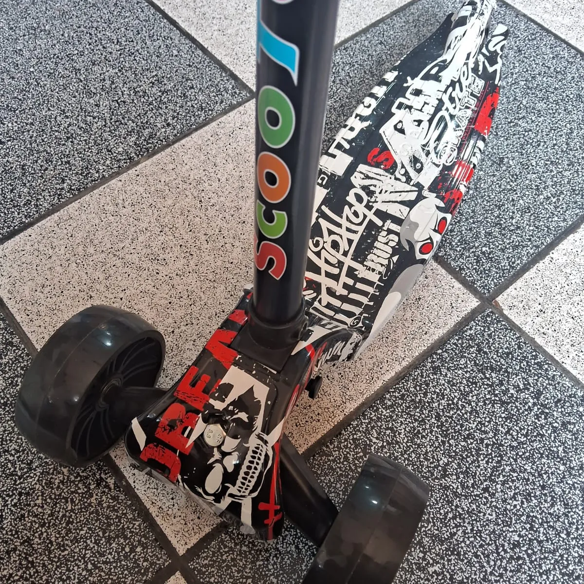 GENERICO - SCOOTER PLEGABLE PARA NIÑOS Y NIÑAS CON LUCES LED GRAFITI