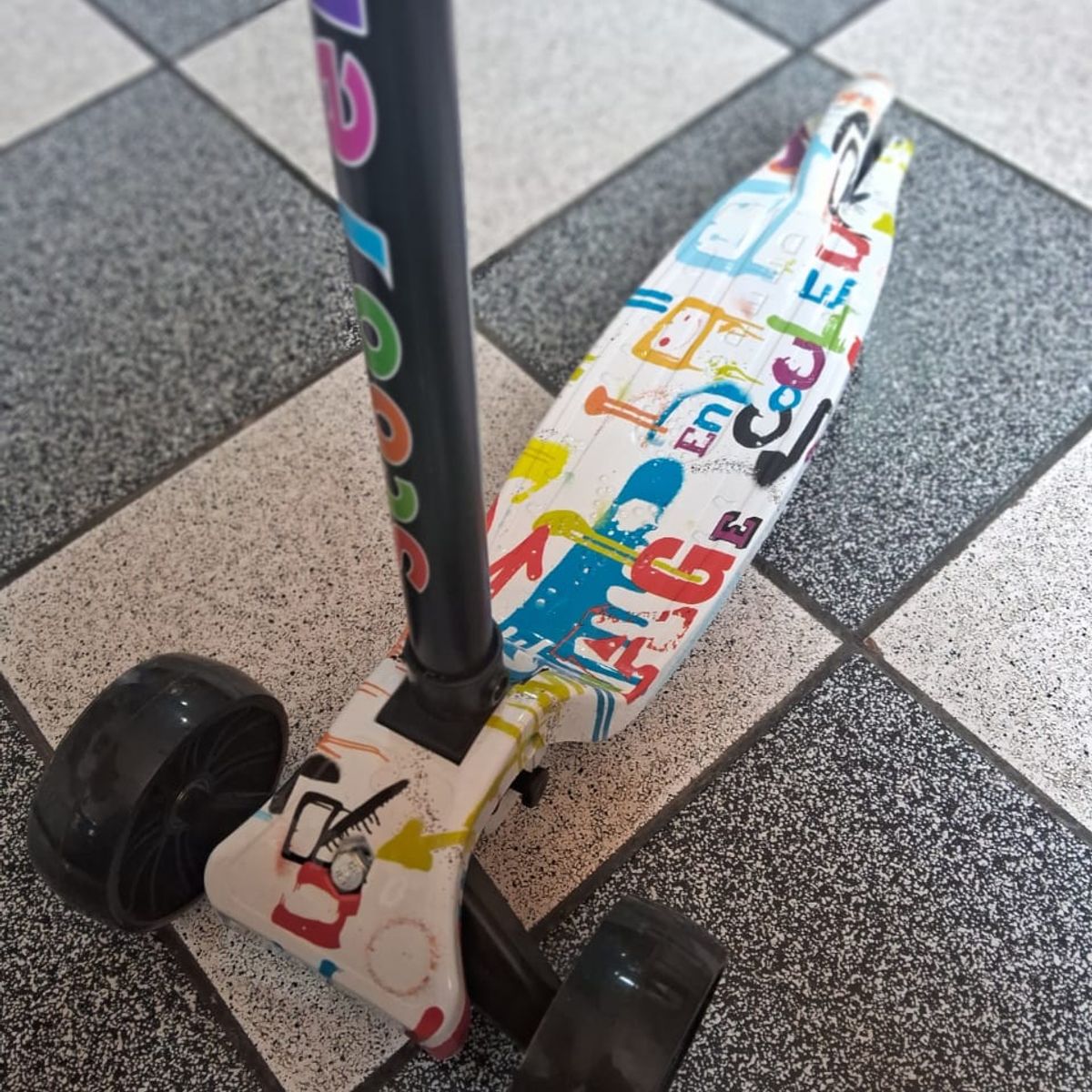 GENERICO - SCOOTER PLEGABLE PARA NIÑOS Y NIÑAS CON LUCES LED GRAFITI