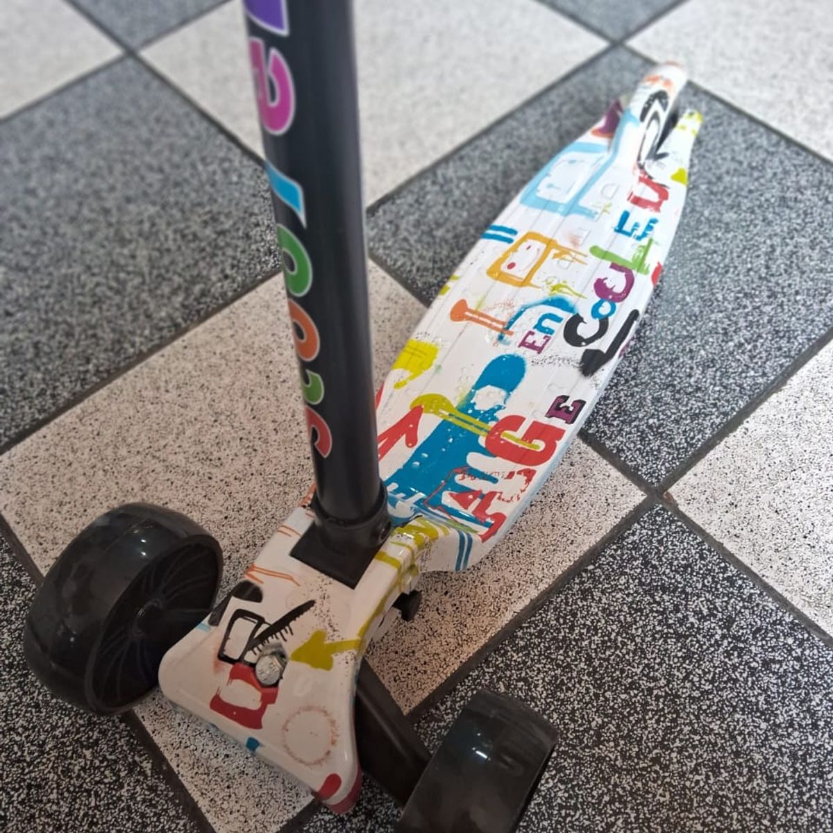 GENERICO - SCOOTER PLEGABLE PARA NIÑOS Y NIÑAS CON LUCES LED GRAFITI