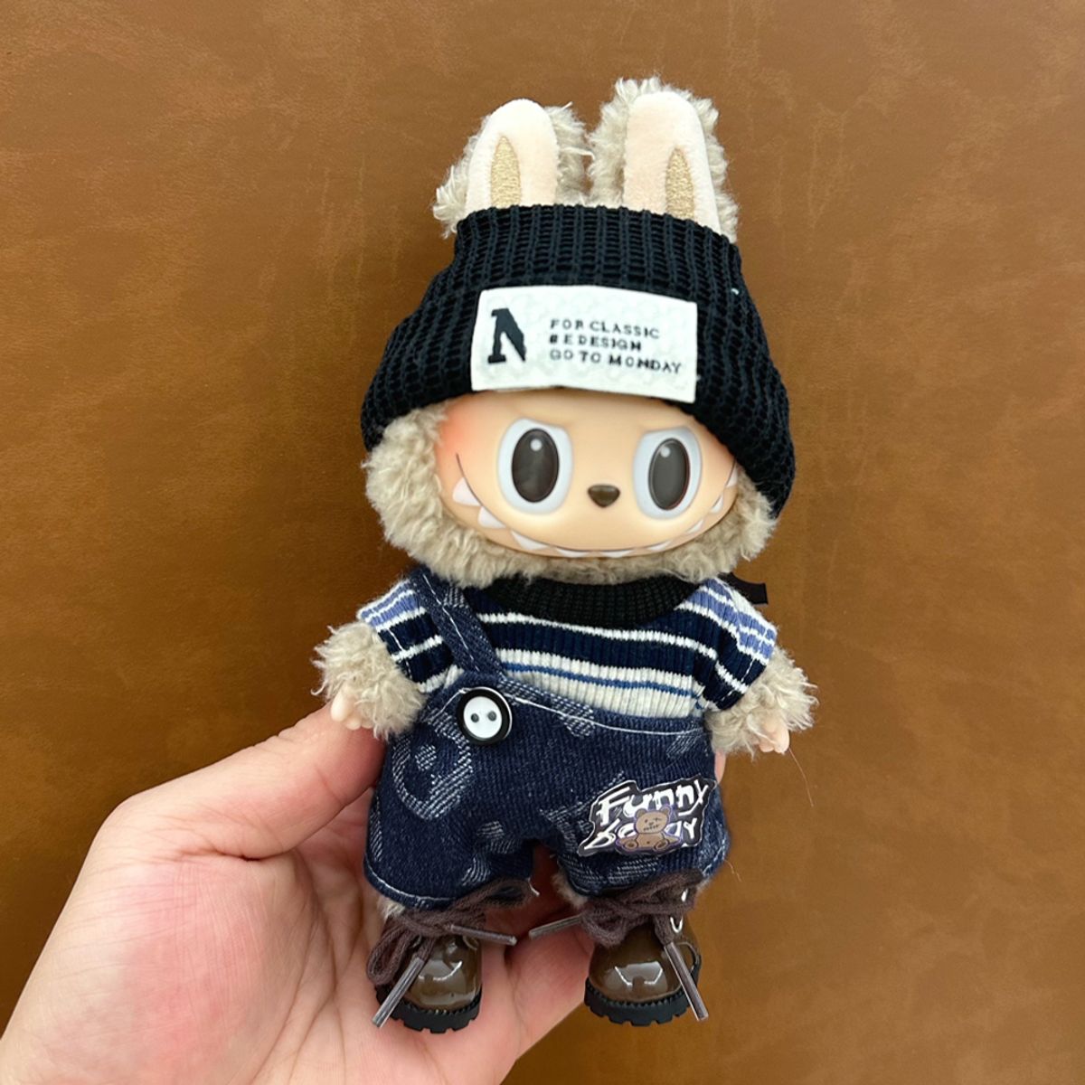 DISEÑO ORIGINAL - Ropa para Labubu Polo Rayas con Overol Jeans