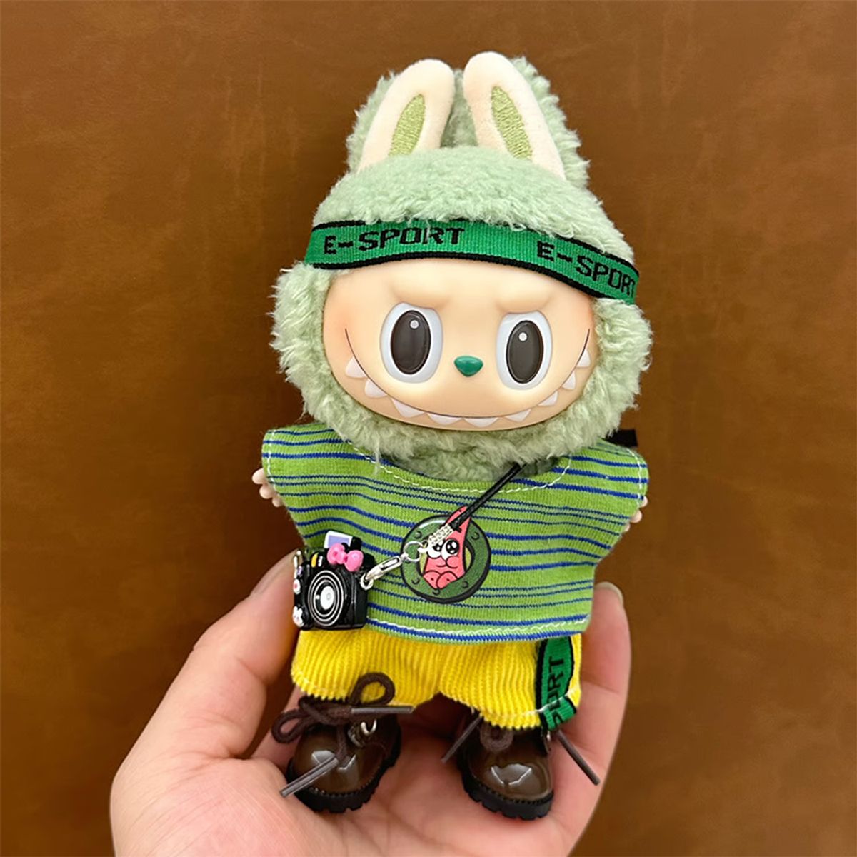 DISEÑO ORIGINAL - Ropa para Labubu Deportivo Verde con Cámara