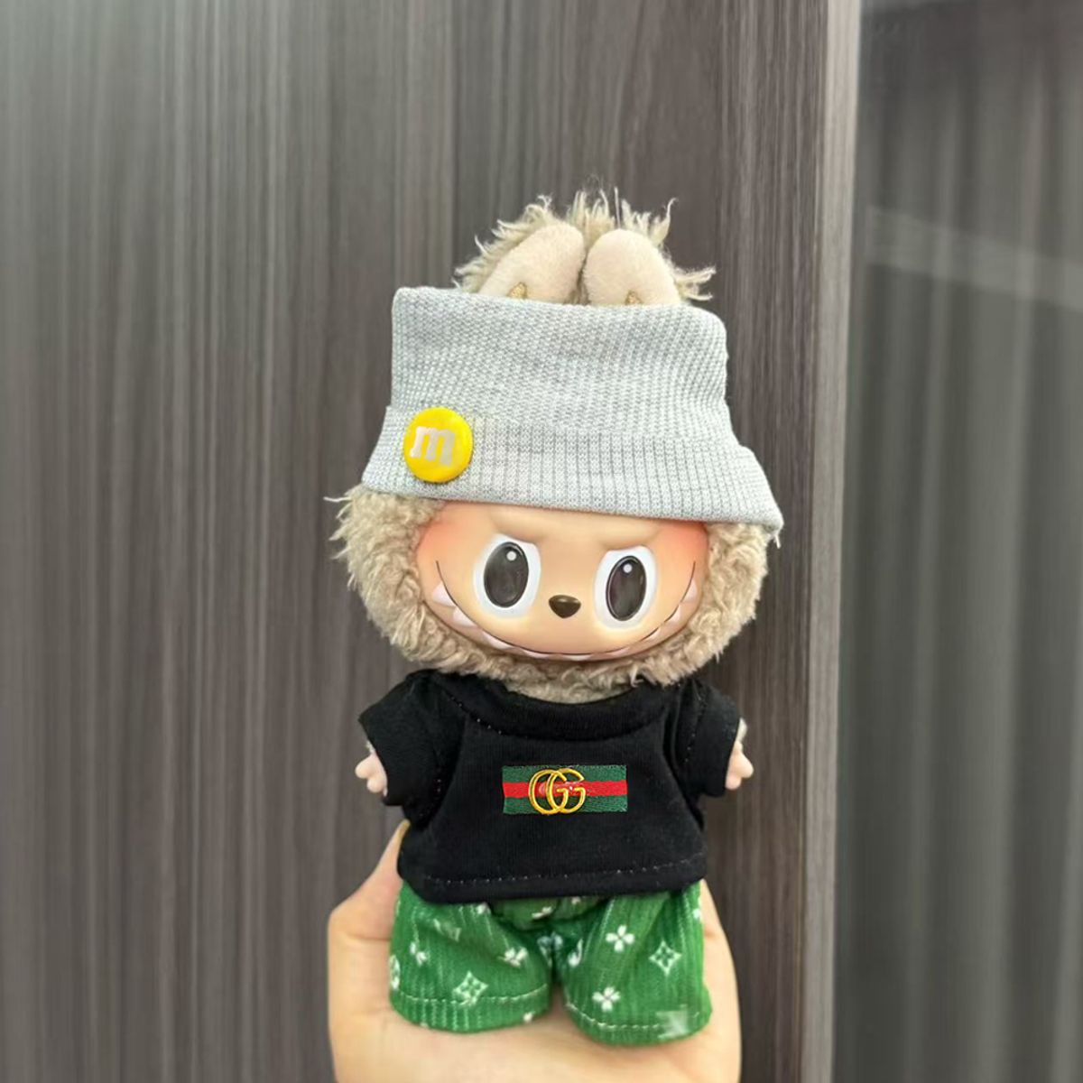 DISEÑO ORIGINAL - Ropa para Labubu Pantalón Verde Polo Negro