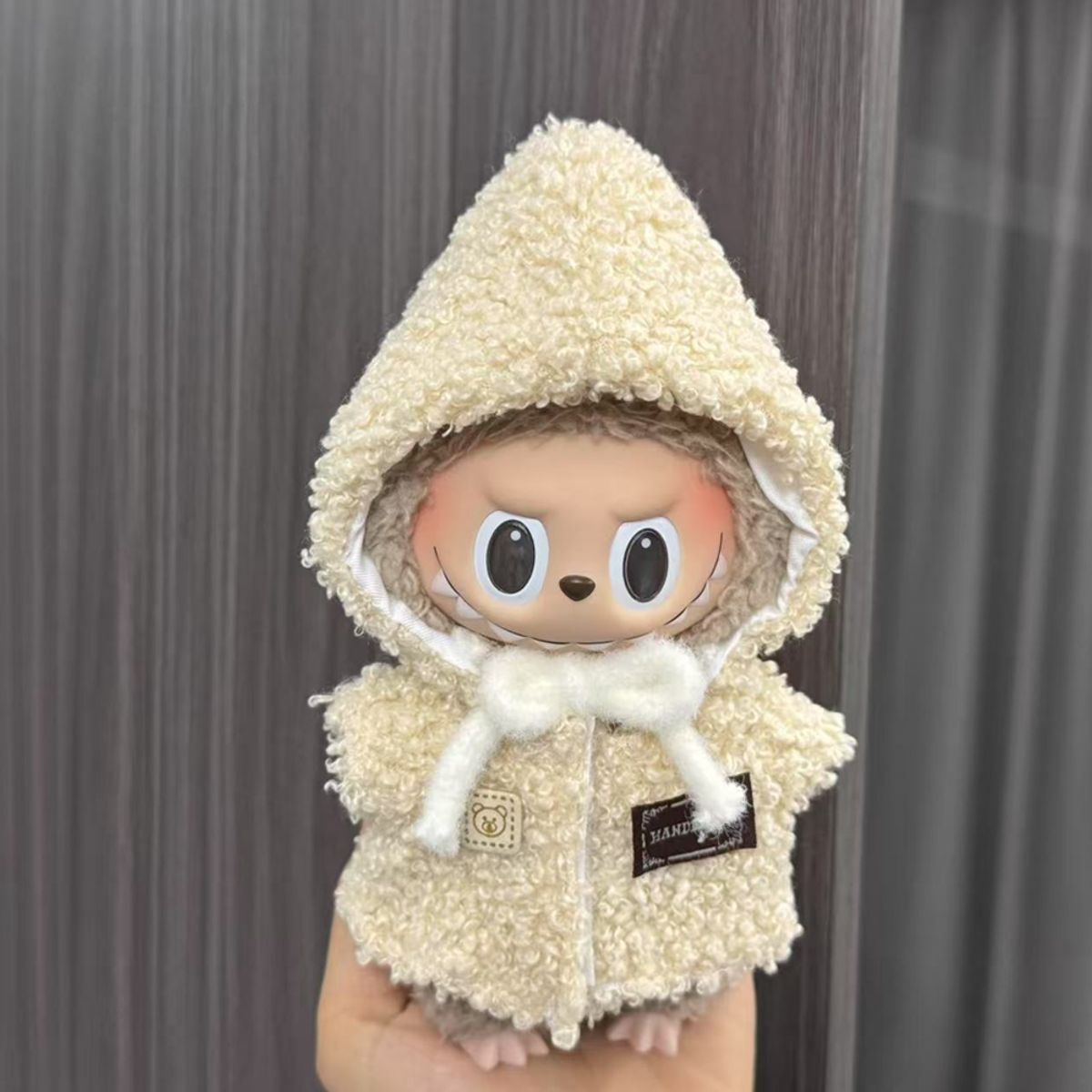 DISEÑO ORIGINAL - Ropa para Labubu Gabardina con Capucha Beige