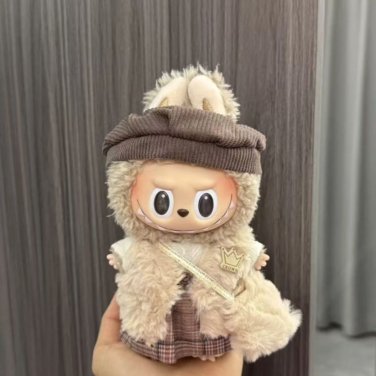 DISEÑO ORIGINAL - Ropa para Labubu Vestido Cuadros Marron Chaleco Crown