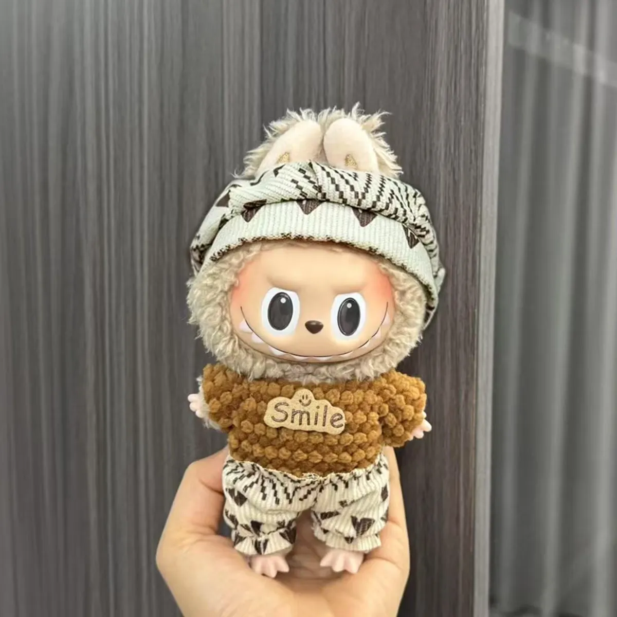 DISEÑO ORIGINAL - Ropa para Labubu Chompa Marron Lana Puntos Smile