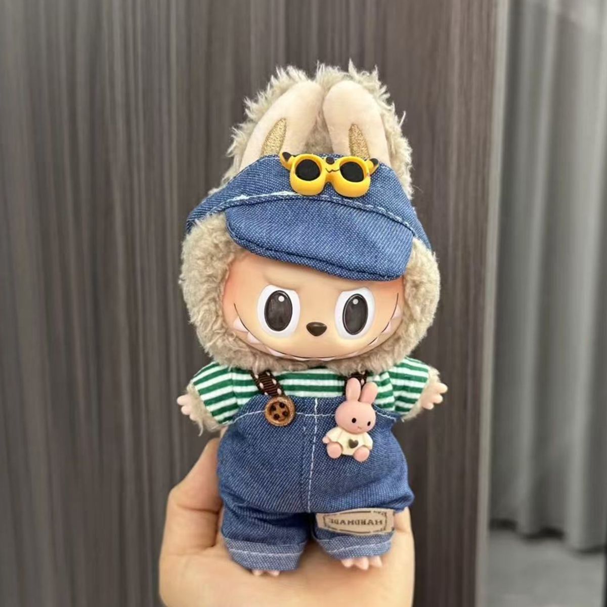 DISEÑO ORIGINAL - Ropa para Labubu Polo Rayas Verdes Overol Gorra