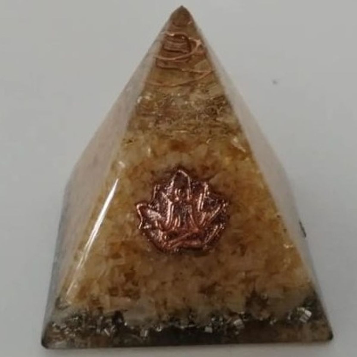 GENERICO - PIRAMIDE ORGONITA MEDIANO DE CITRINO FORTUNAFUERZASOLARCREATIVIDAD