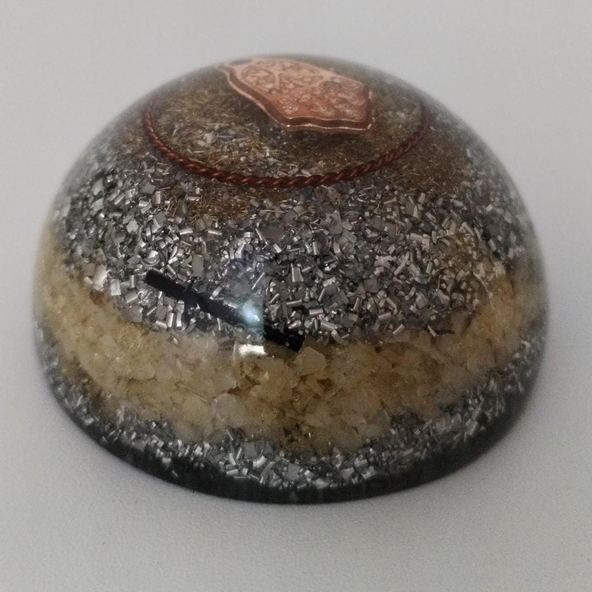 GENERICO - ORGONITA MEDIA ESFERA MASAJEADOR DE CITRINO CAMPO ENERGETICO