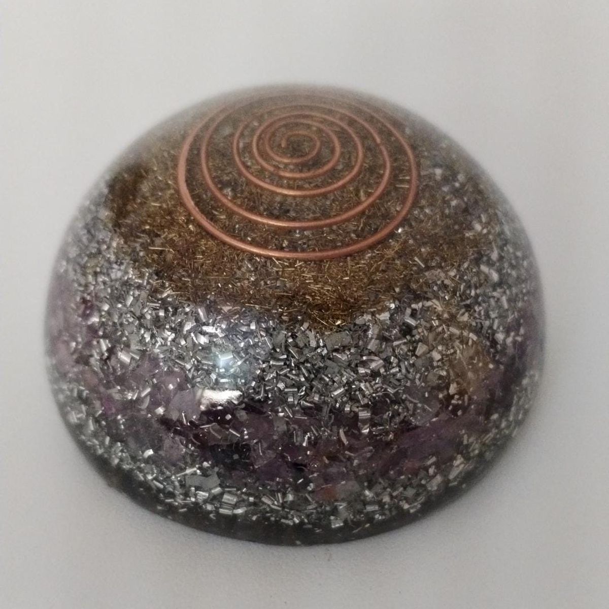 GENERICO - ORGONITA MEDIA ESFERA MASAJEADOR  DE AMATISTA CAMPO ENERGETICO