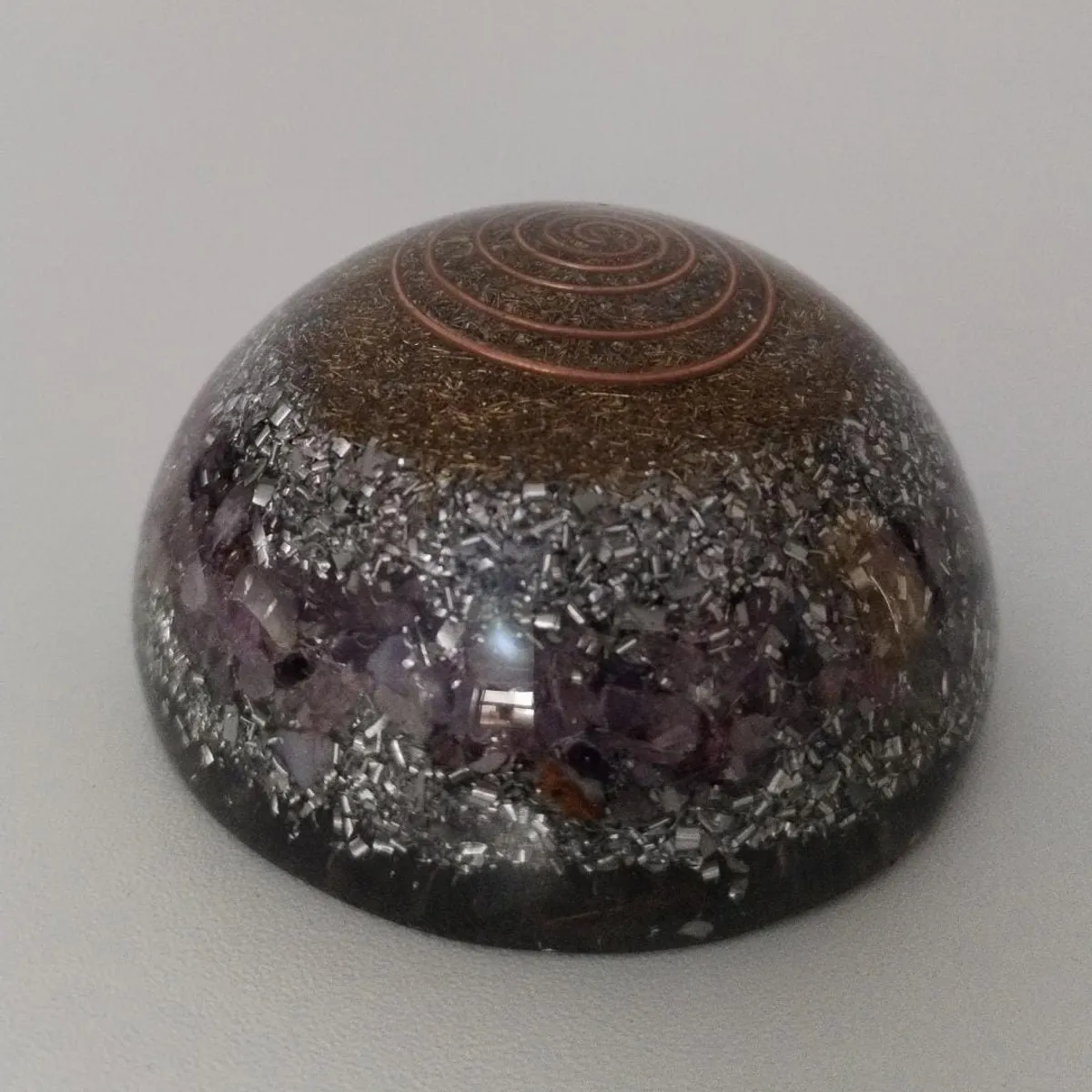 GENERICO - ORGONITA MEDIA ESFERA MASAJEADOR  DE AMATISTA CAMPO ENERGETICO