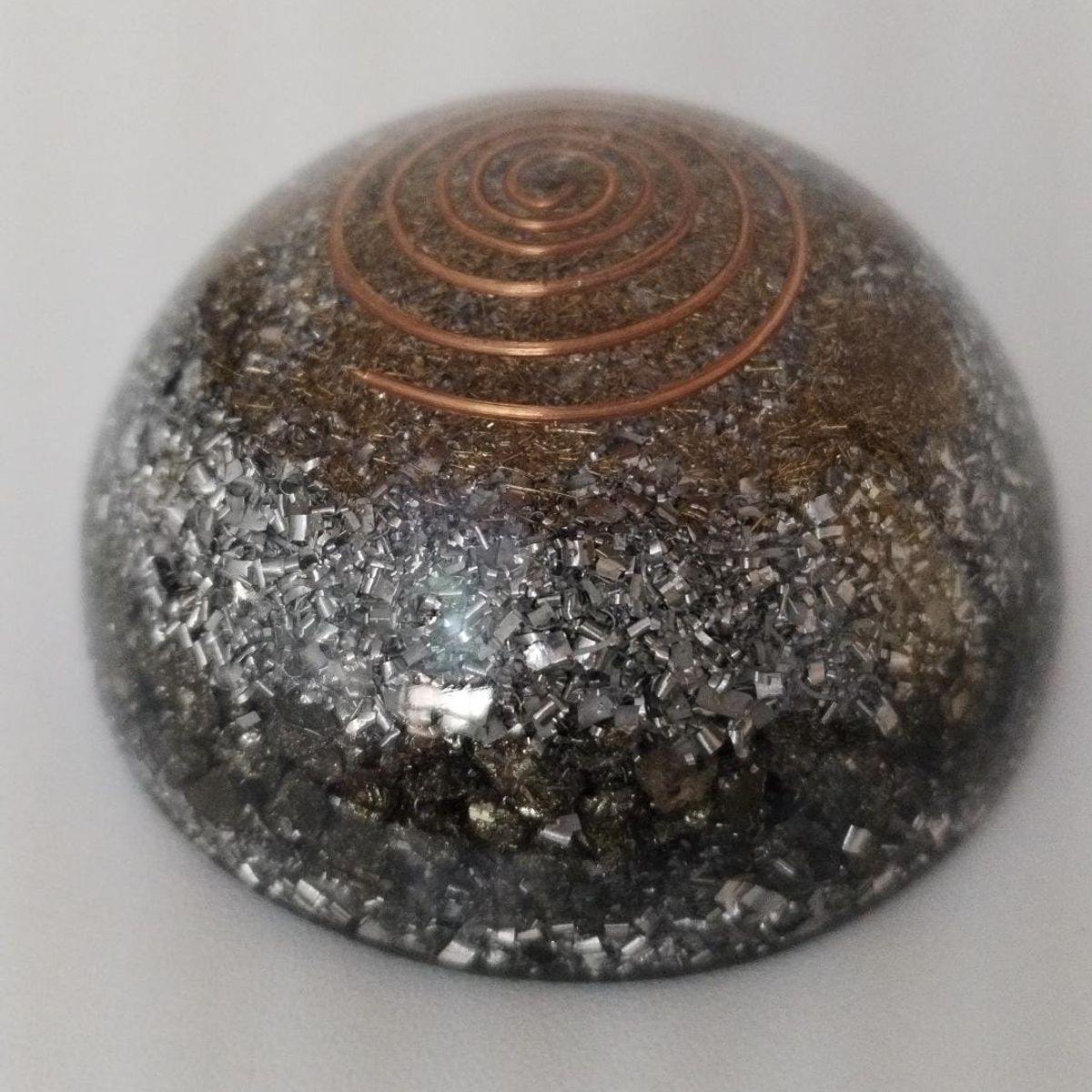 GENERICO - ORGONITA MEDIA ESFERA   MASAJEADOR DE PIRITA  CAMPO ENERGETICO