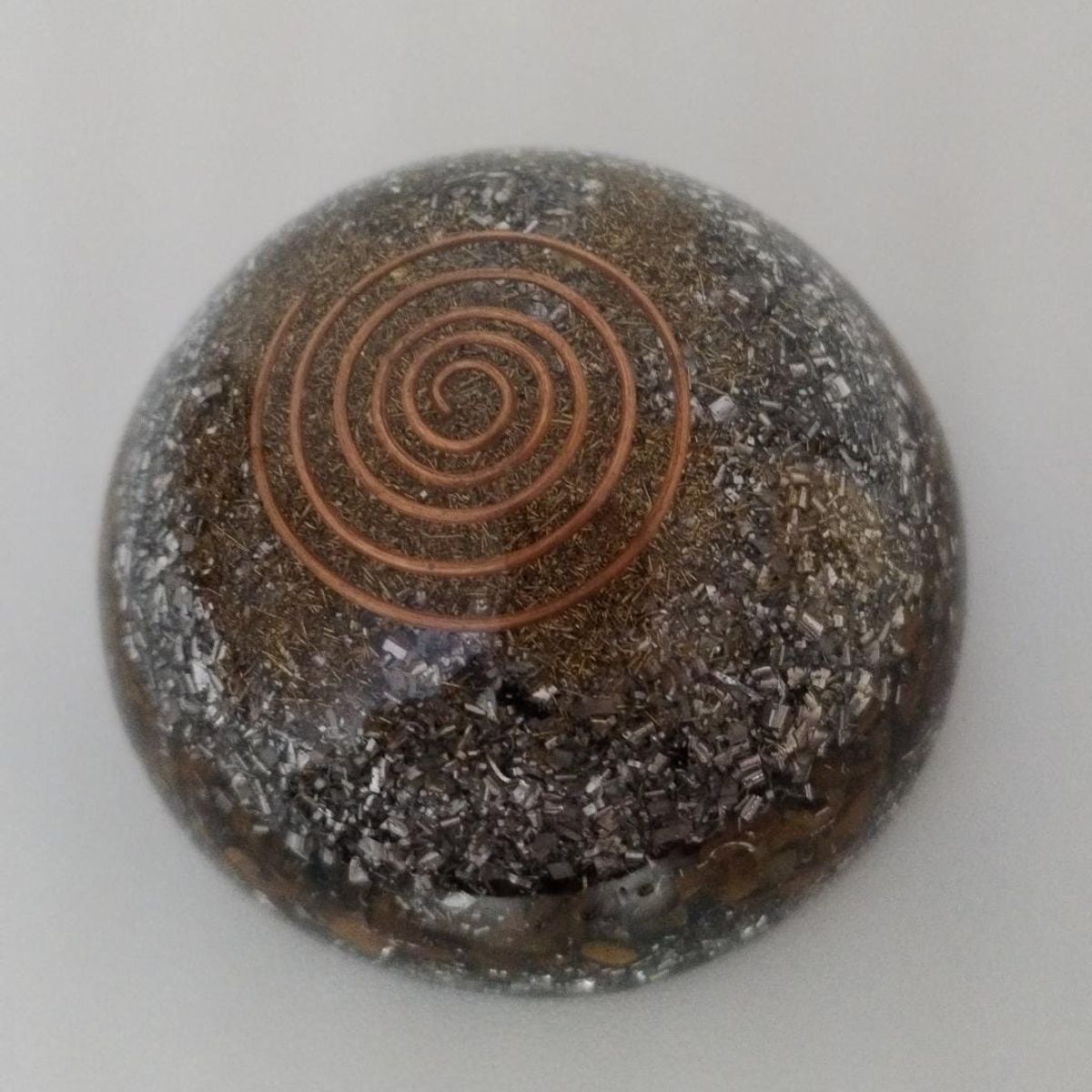 GENERICO - ORGONITA MEDIA ESFERA  MASAJEADOR DE OJO DE TIGRE CAMPO ENERGETICO