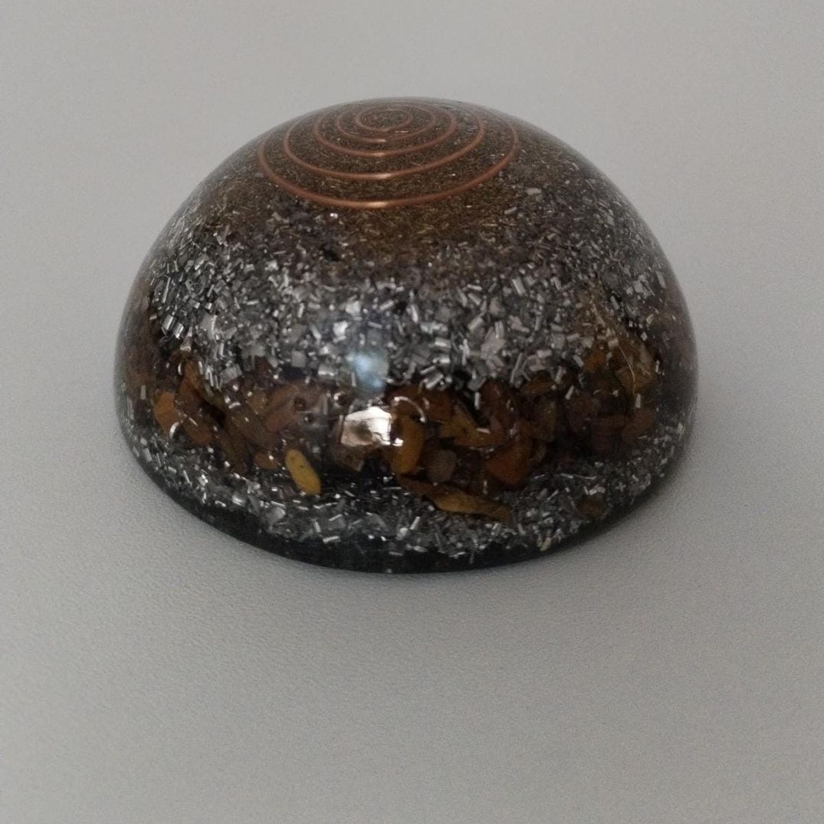 GENERICO - ORGONITA MEDIA ESFERA  MASAJEADOR DE OJO DE TIGRE CAMPO ENERGETICO