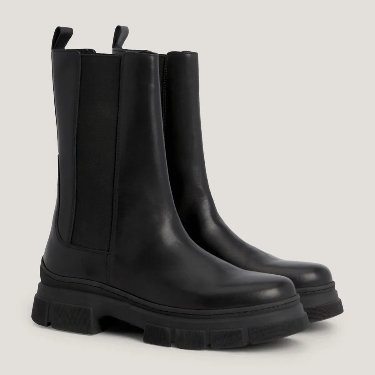 TOMMY HILFIGER - BOTIN ESSENTIAL LEATHER CHELSEA BOOT