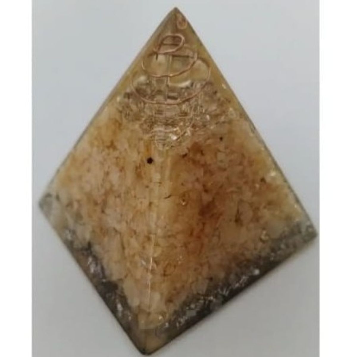 GENERICO - PIRAMIDE ORGONITA MEDIANO DE CITRINO FORTUNA FUERZA SOLAR CREATIVIDAD