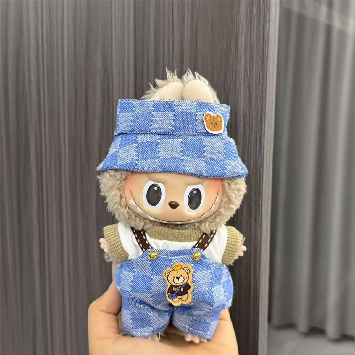 DISEÑO ORIGINAL - Ropa para Labubu Overol Domino Gorra Celeste Osito