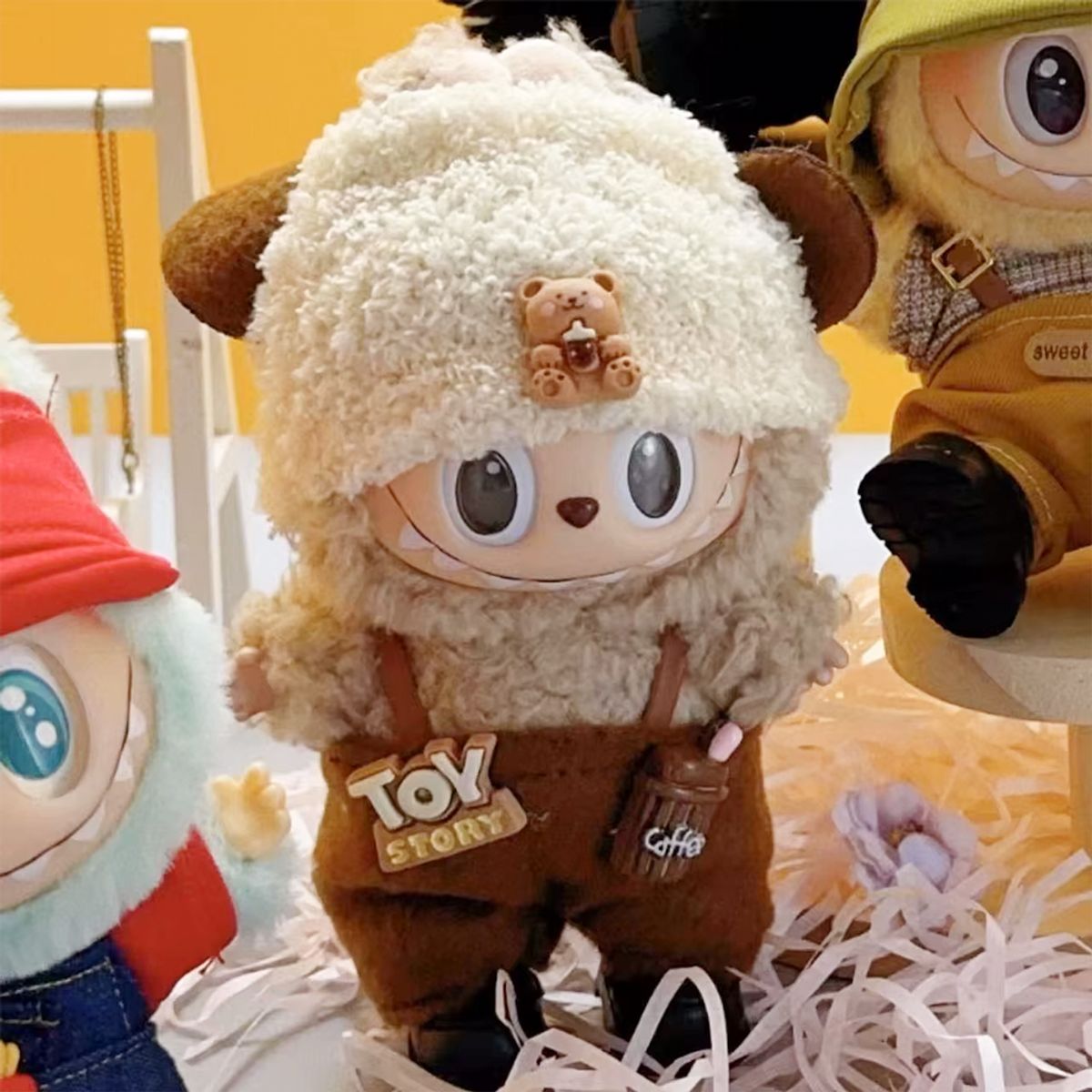 DISEÑO ORIGINAL - Ropa para Labubu Overol Marron Coffee Gorra