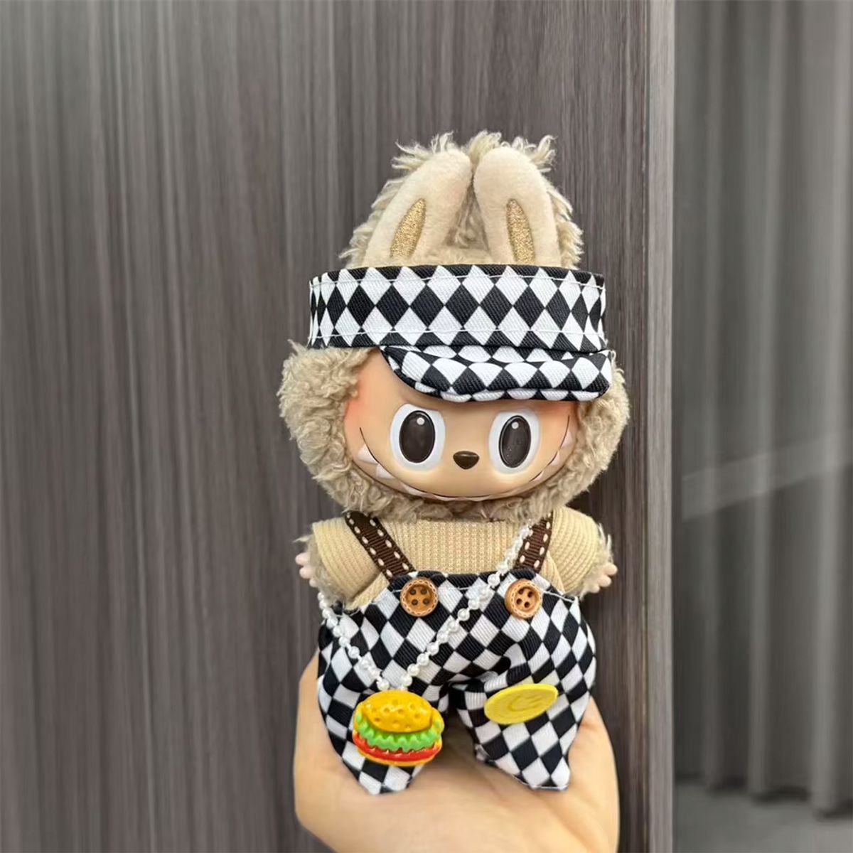 DISEÑO ORIGINAL - Ropa para Labubu Overol Domino Gorra Black White