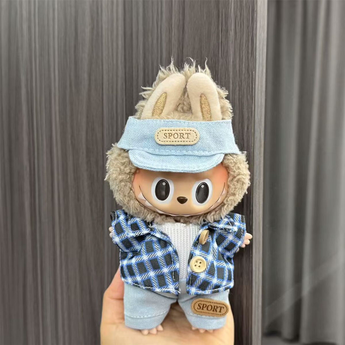 DISEÑO ORIGINAL - Ropa para Labubu Conjunto Camisa Cuadros Azul Sport