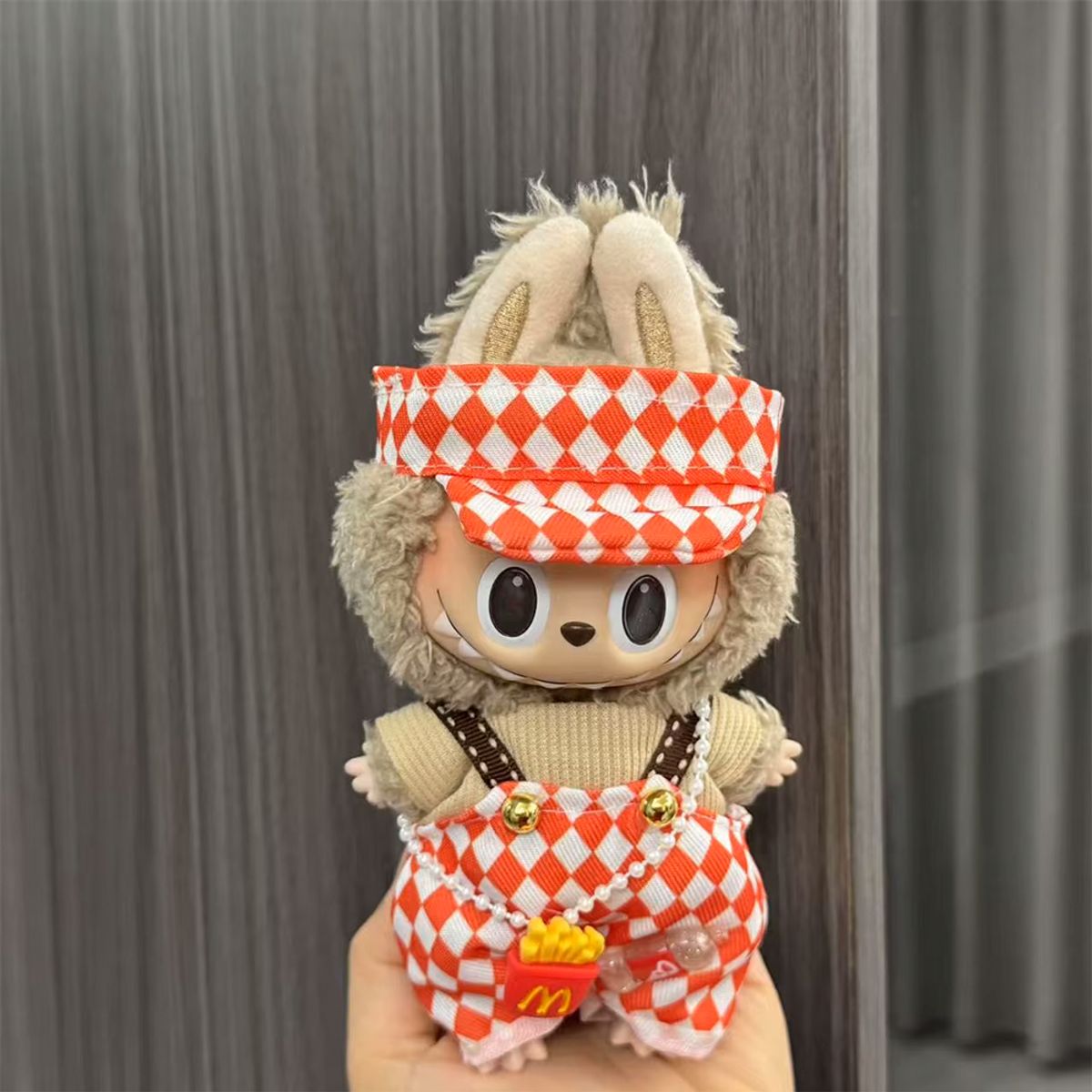 DISEÑO ORIGINAL - Ropa para Labubu Overol Domino Gorra Red White