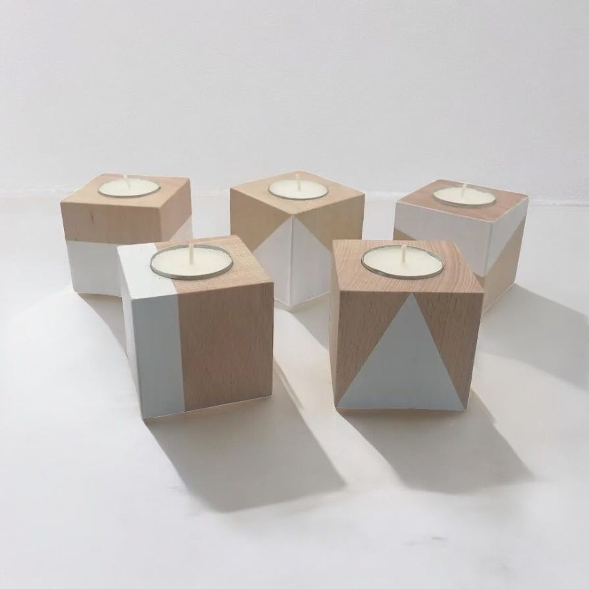 BOSQUE INVERNAL DECORACION ECO ALTERNATIVA - Candelabros en cubos geométricos Japandi juego por cinco piezas