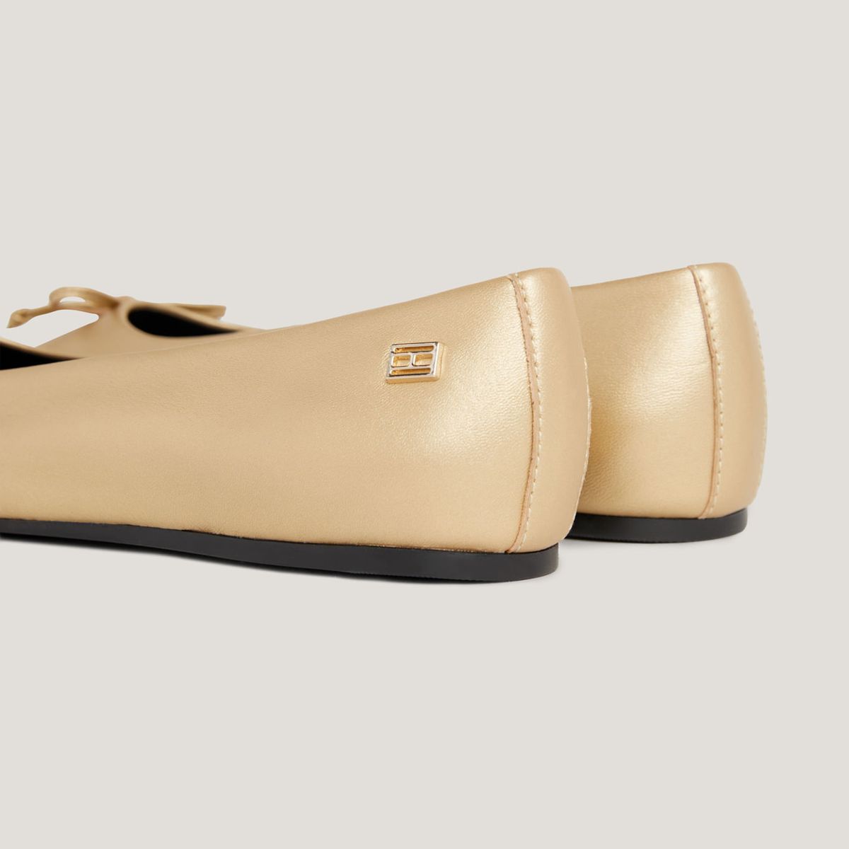 TOMMY HILFIGER - Bailarinas de cuero con punta fina e insignia   TH