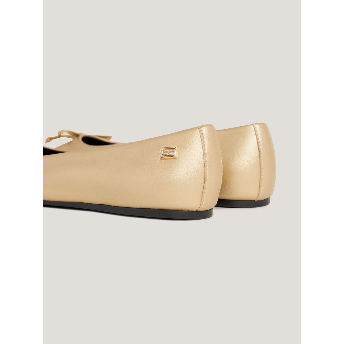 TOMMY HILFIGER - Bailarinas de cuero con punta fina e insignia   TH