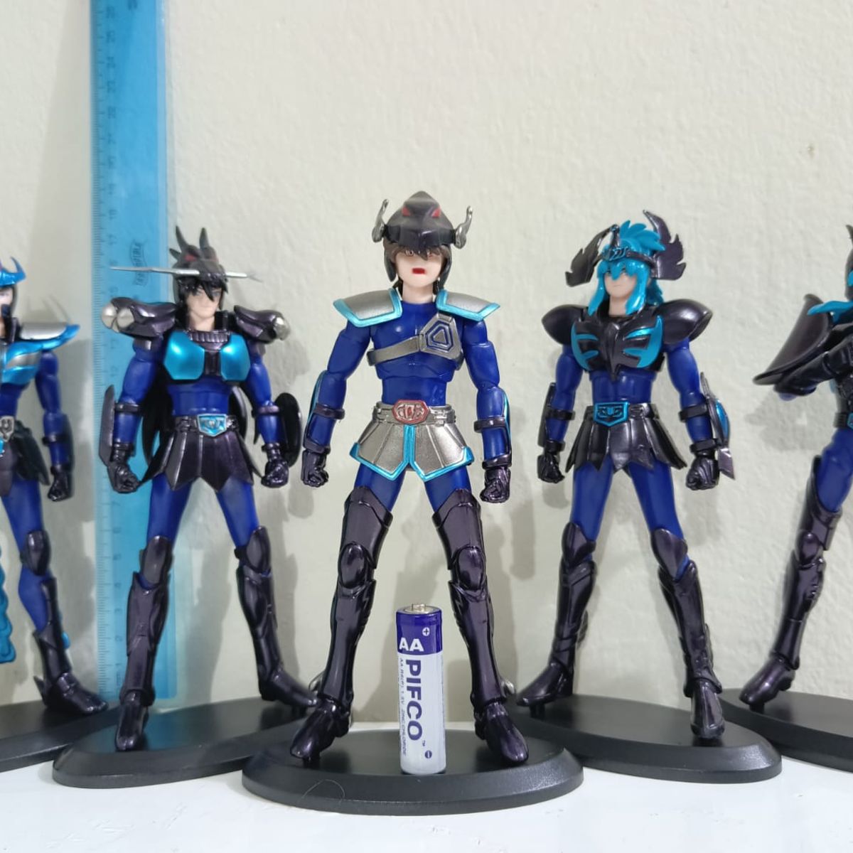 GENERICO - SAINT SEIYA NEGROS 5 UNID 18 CM