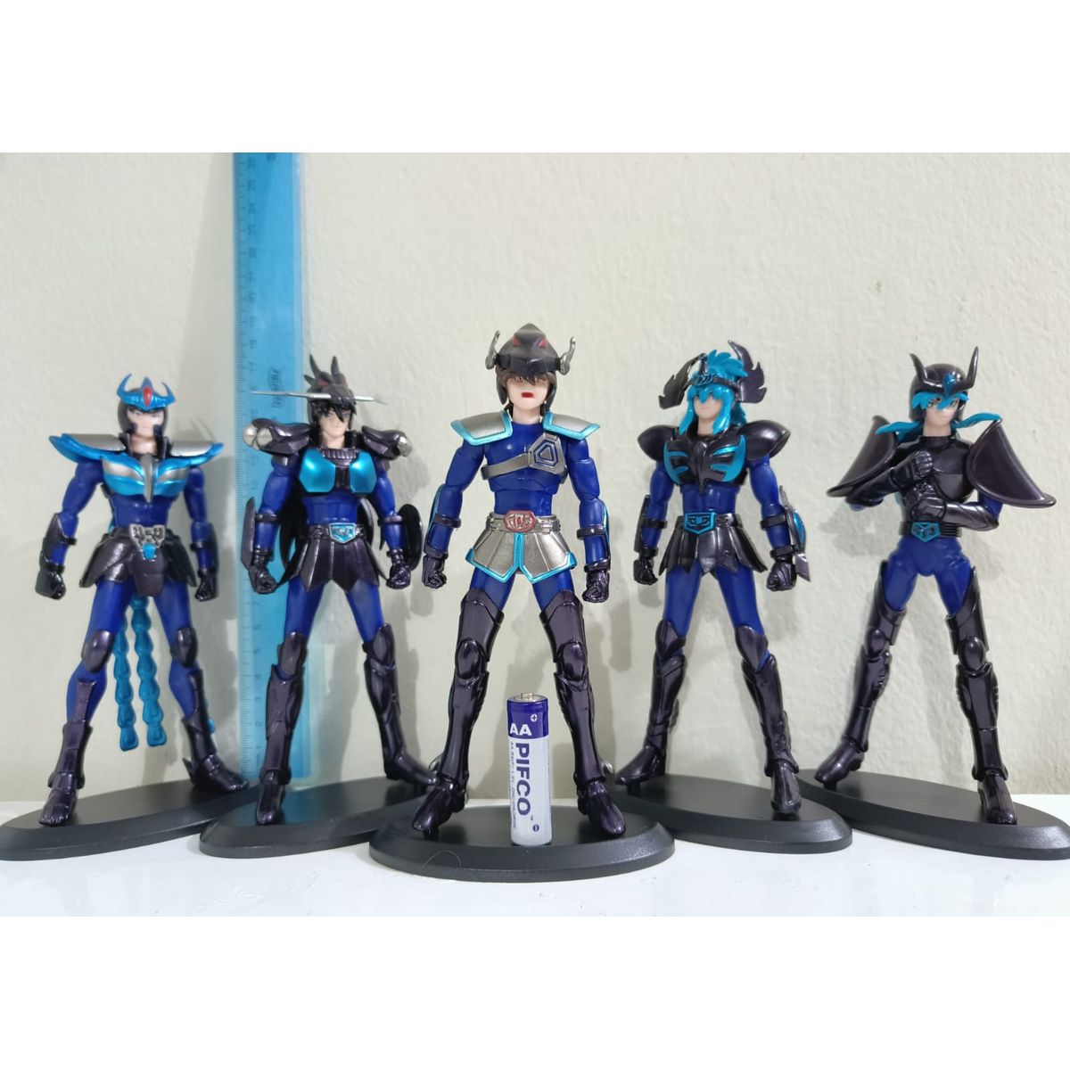 GENERICO - SAINT SEIYA NEGROS 5 UNID 18 CM