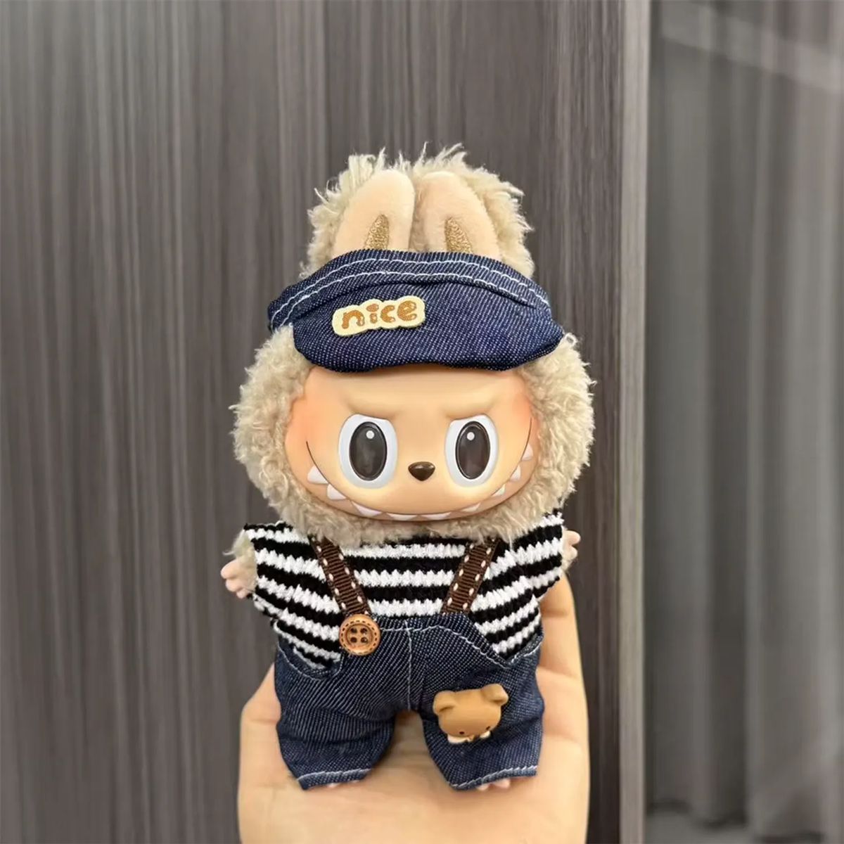 DISEÑO ORIGINAL - Ropa para Labubu Overol Azul Polo Rayas Gorra Nice