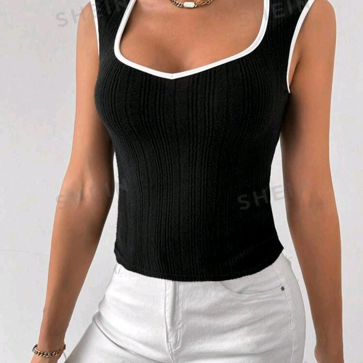 GENERICO - SHEIN prive camiseta ajustada CON CUELLO DE CORAZON EN BLANCO Y NEGRO