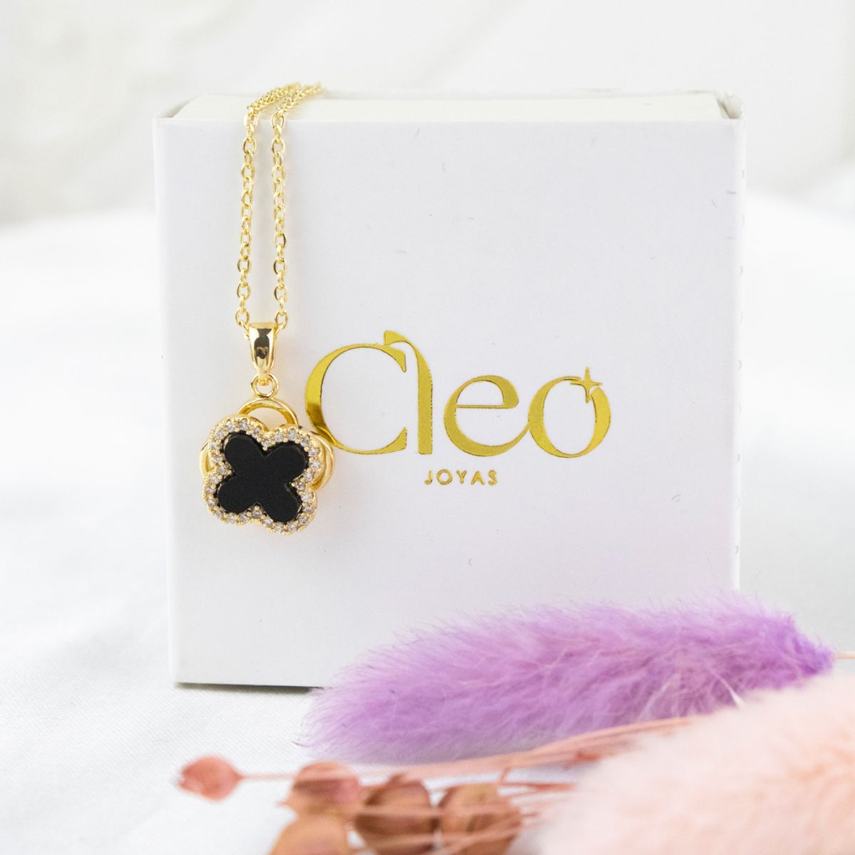 CLEO JOYAS & ACCESORIOS - Collar Trébol Giratorio Diamantado Negro