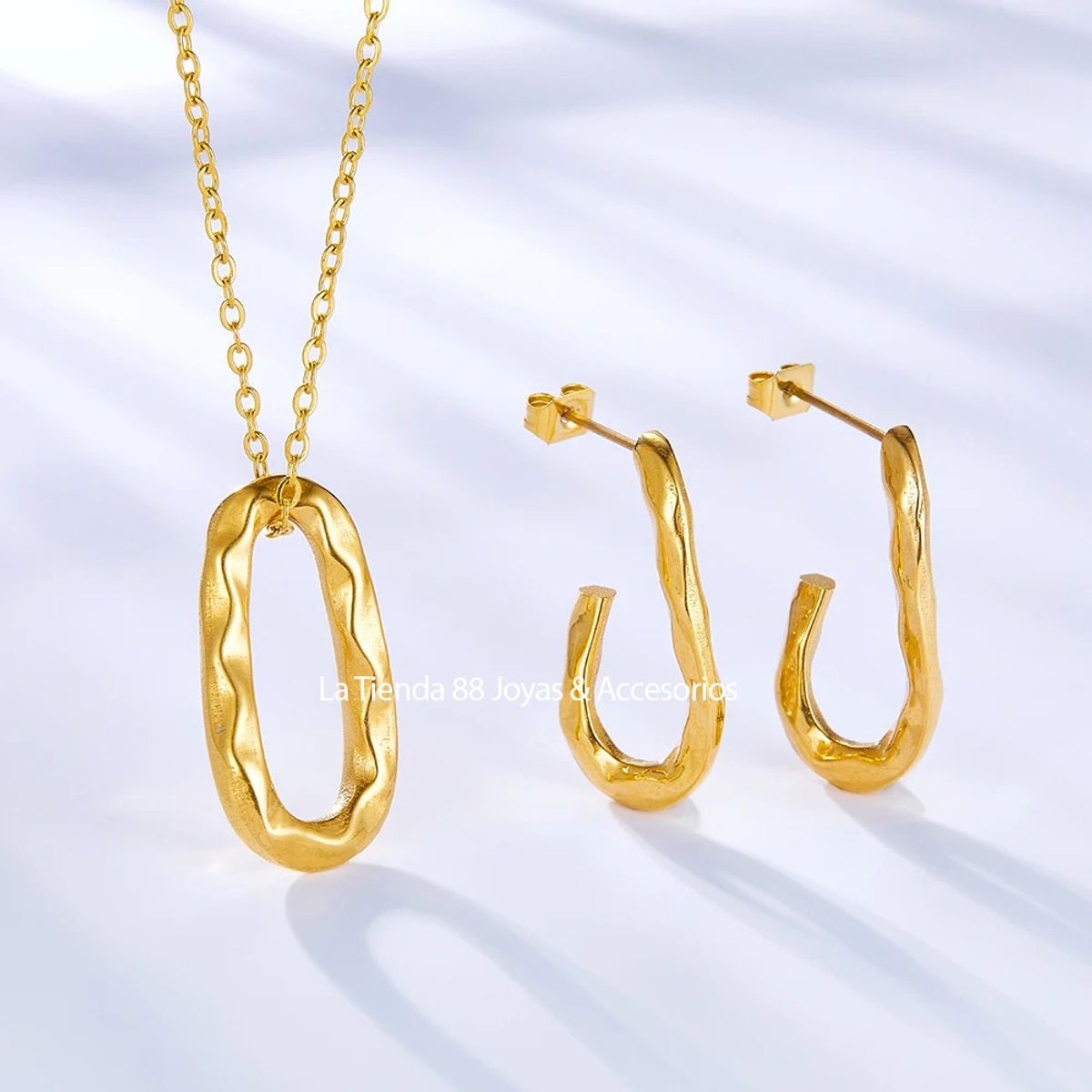 LA TIENDA 88 JOYAS Y ACCESORIOS - La Tienda 88 - Set Collar y Aretes Mujer Acero bañado oro 18k Amarillo