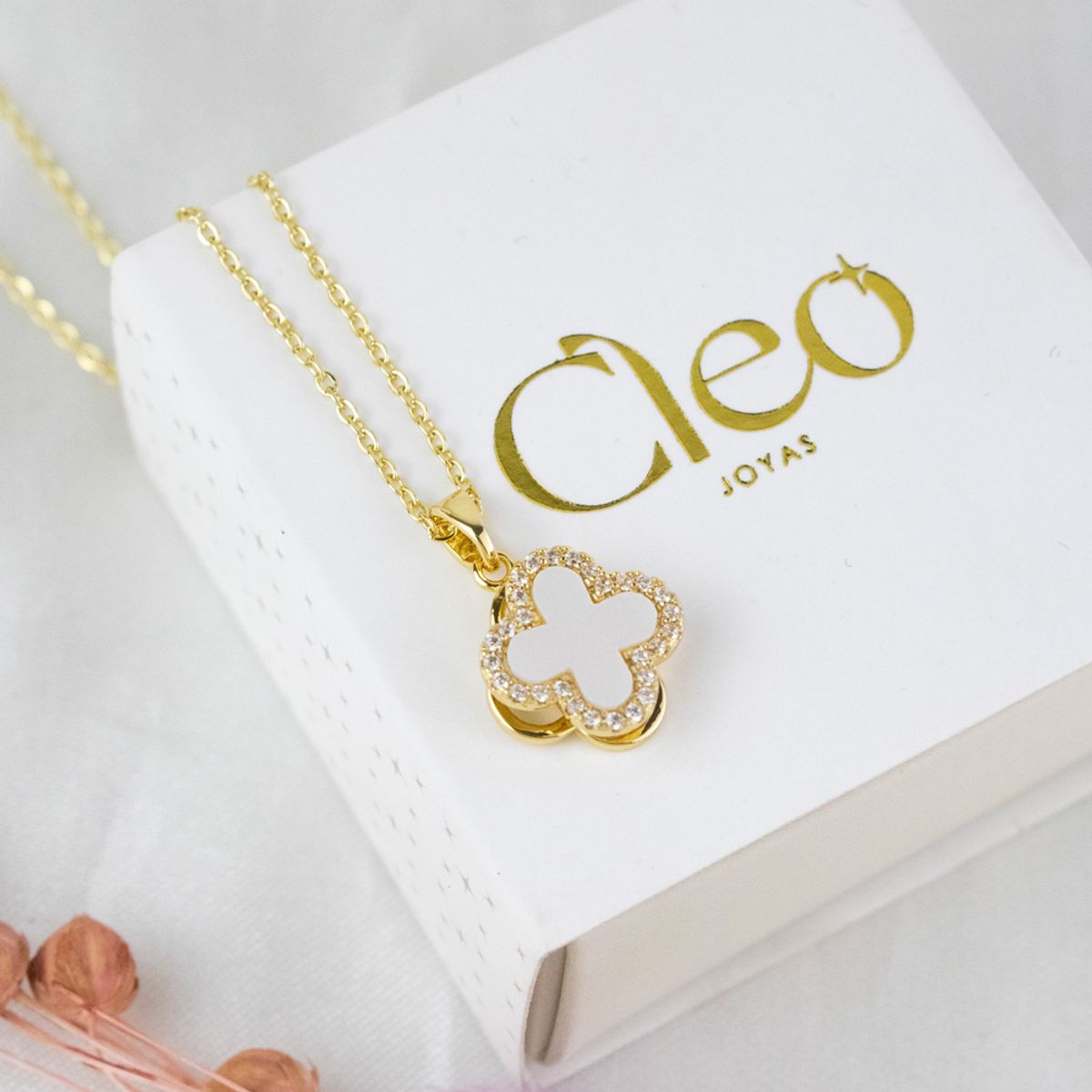 CLEO JOYAS & ACCESORIOS - Collar Trébol Giratorio Diamantado Blanco