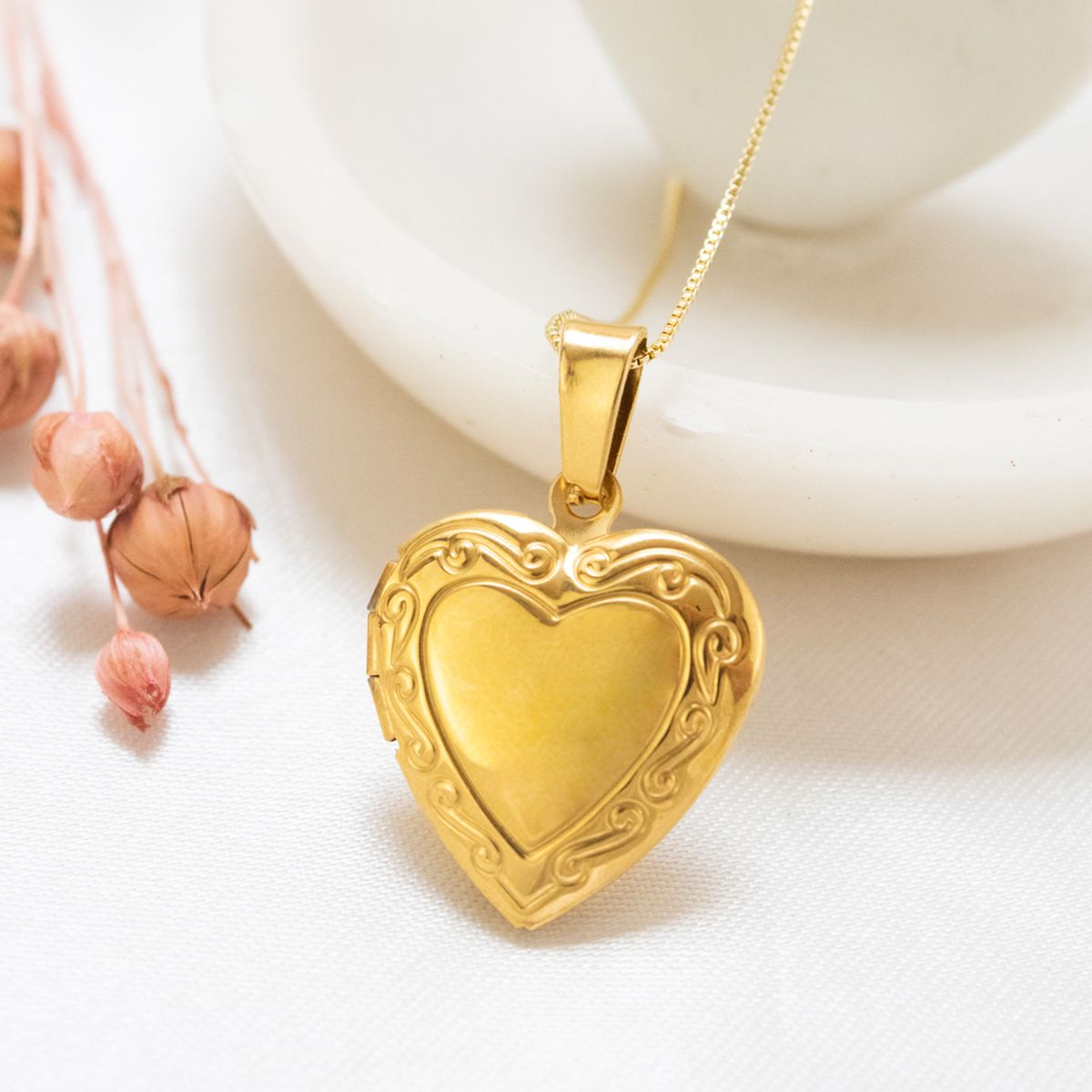 CLEO JOYAS & ACCESORIOS - Collar Relicario Corazón Labrado Dorado Acero