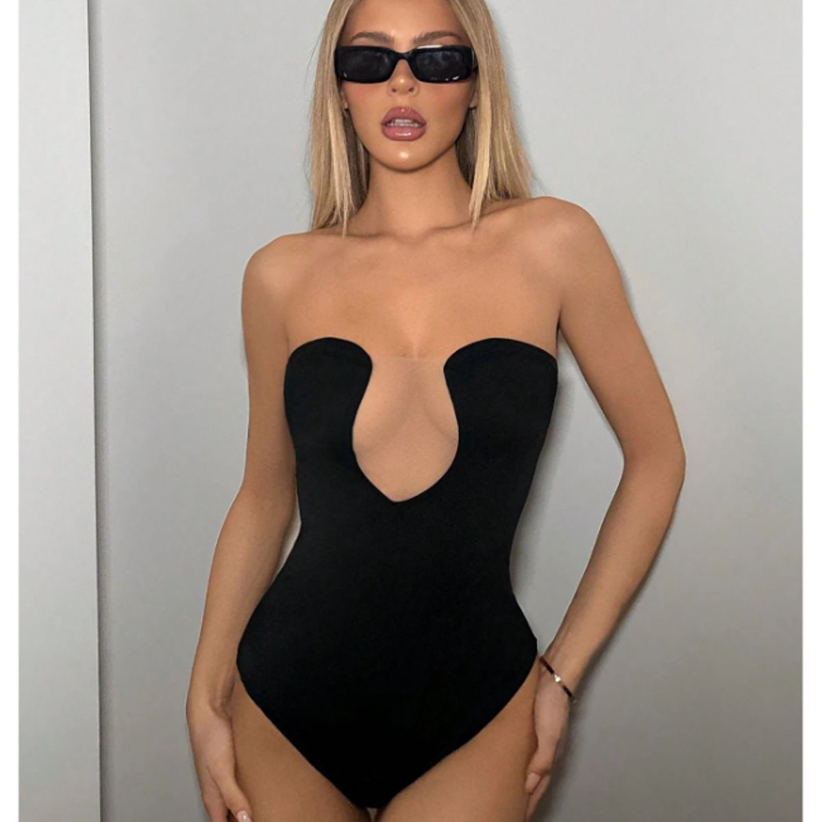 GENERICO - BODY CON ESCOTE NEGRO