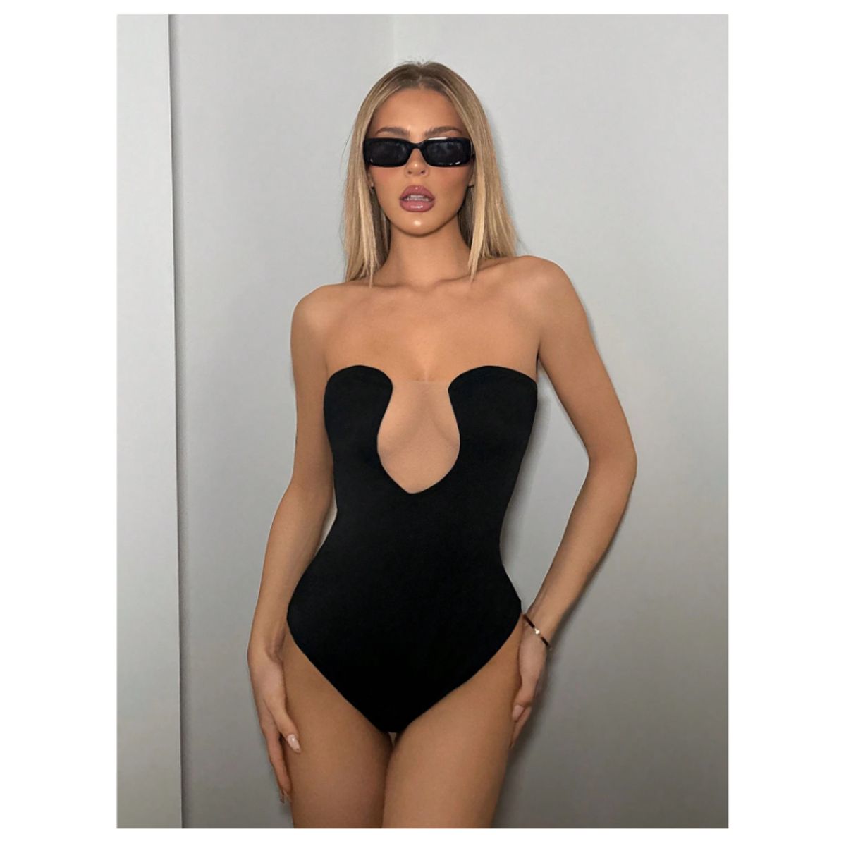 GENERICO - BODY CON ESCOTE NEGRO