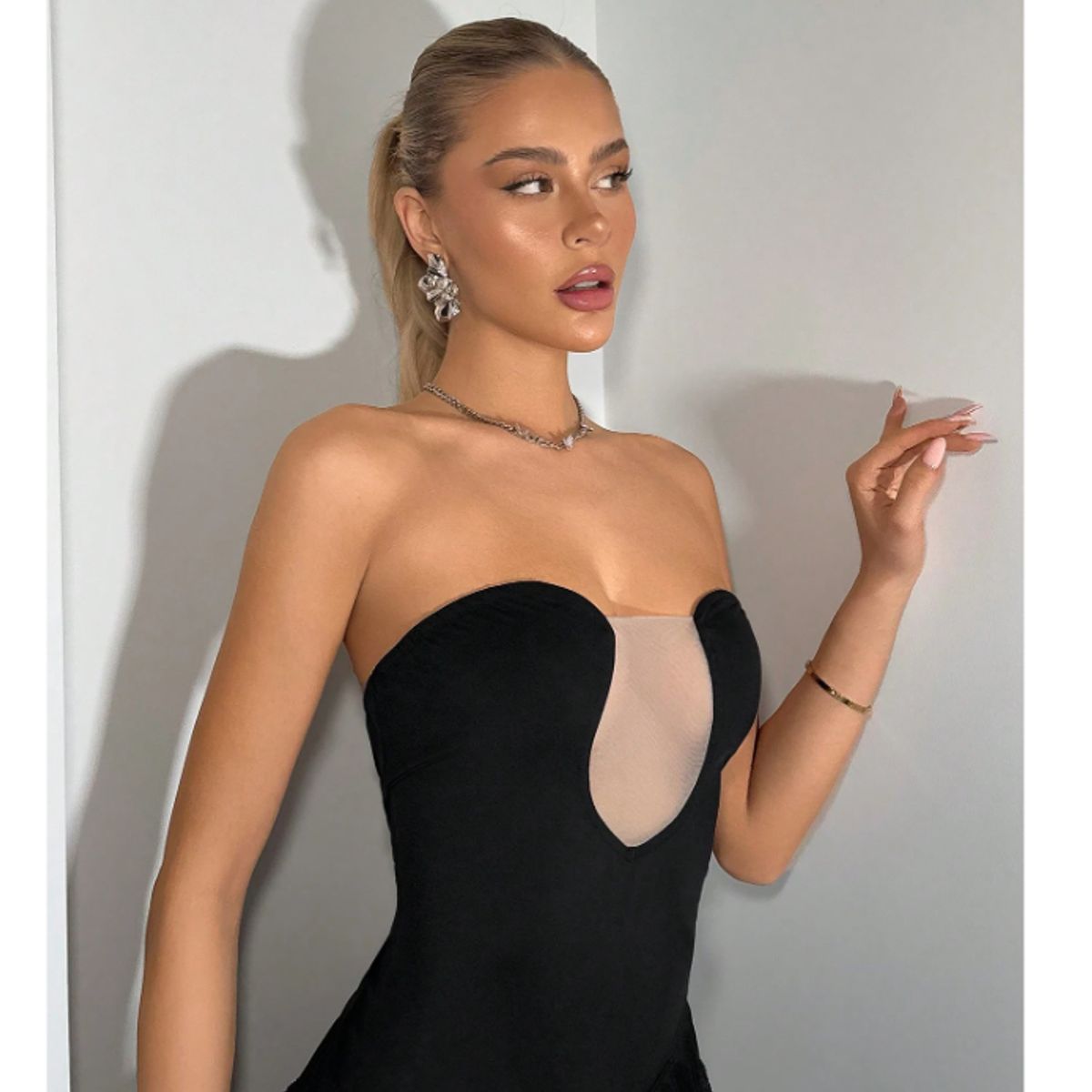 GENERICO - BODY CON ESCOTE NEGRO