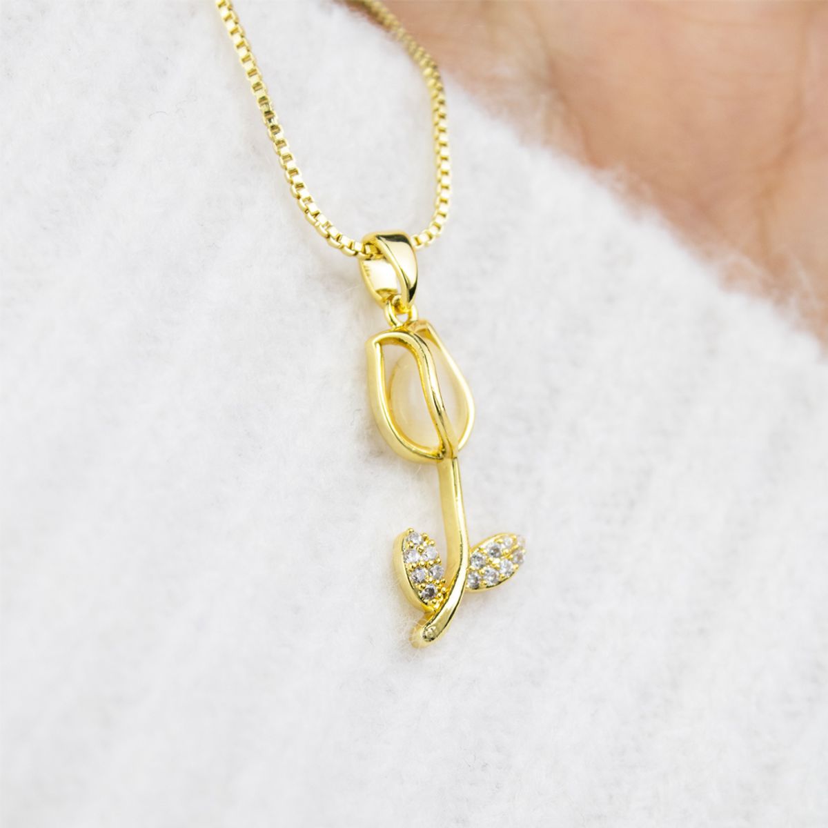 CLEO JOYAS & ACCESORIOS - Collar Tulipán Piedra Blanca Dorado Acero