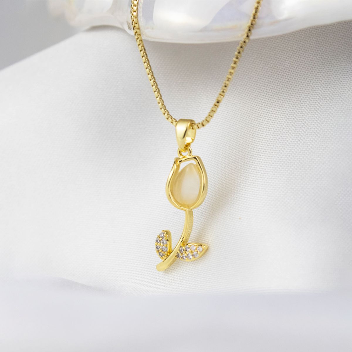 CLEO JOYAS & ACCESORIOS - Collar Tulipán Piedra Blanca Dorado Acero