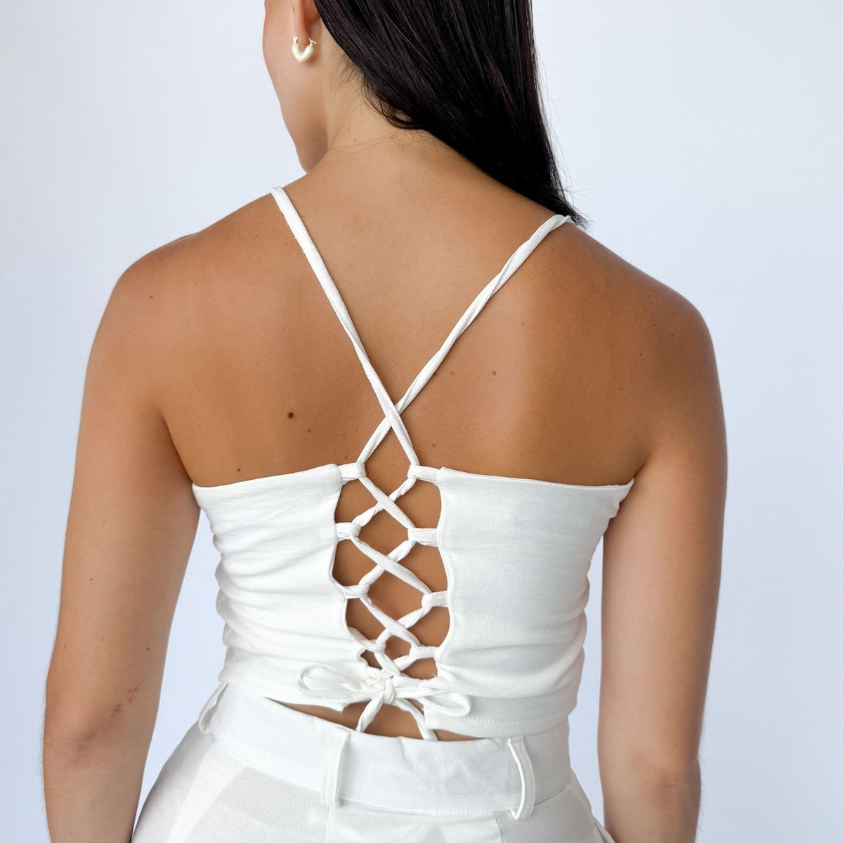 INTROSPECTIVA MODA - BLUSA CON TIRAS EN LA ESPALDA REGULABLE MODELO LARISA