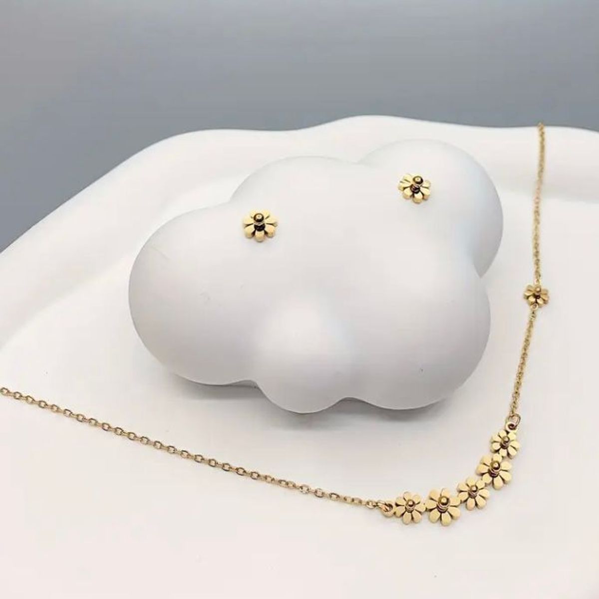 GENERICO - Collar y aretes modelo Florcita