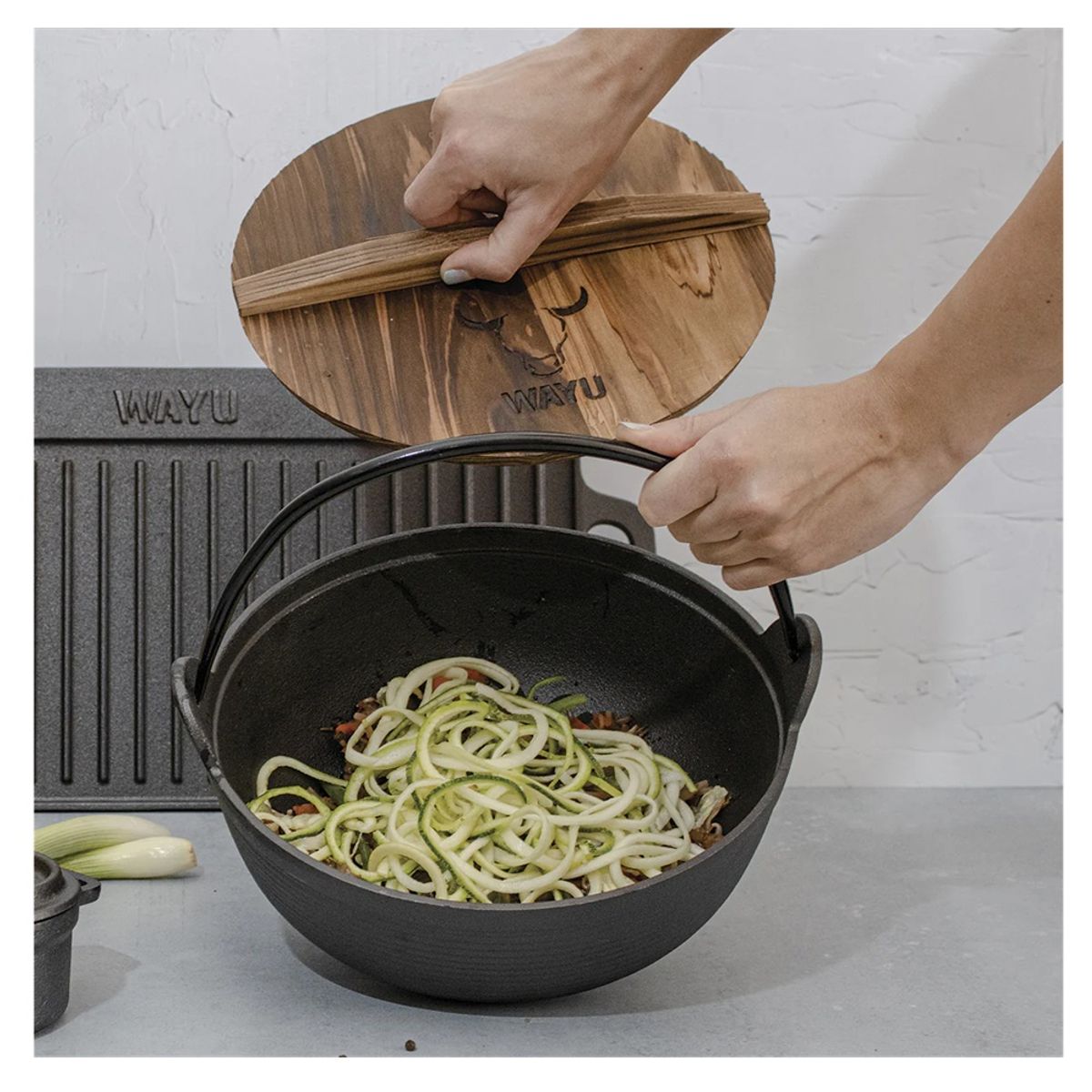 WAYU - OLLA DE HIERRO FUNDIDO WAYU CON ASA Y TAPA DE MADERA