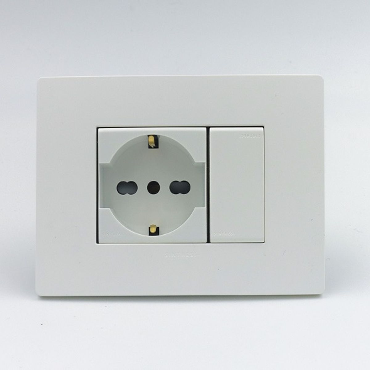 SINTHESI - TOMACORRIENTE SCHUKO SIMPLE S33 PLACA BLANCA MATE Y DADOS BLANCOS