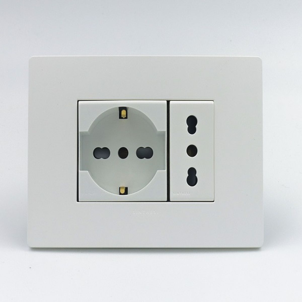 SINTHESI - TOMACORRIENTE DOBLE SCHUKO Y 3 EN LINEA BIPASO S33 PLACA BLANCA MATE