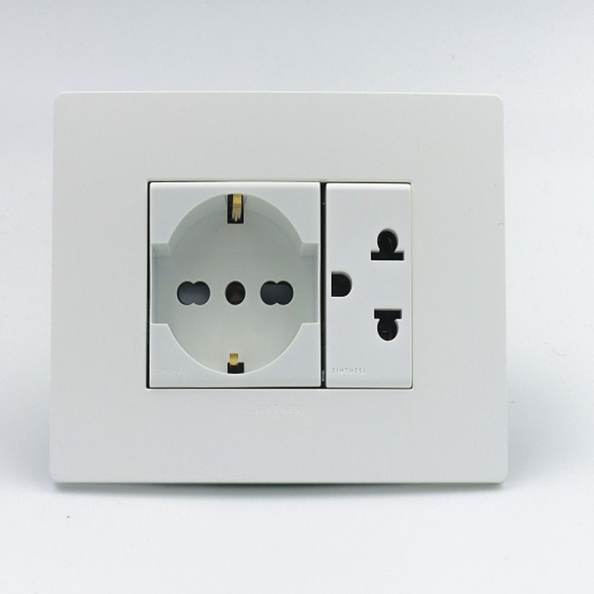 SINTHESI - TOMACORRIENTE DOBLE SCHUKO Y UNIVERSAL S33 PLACA BLANCA MATE